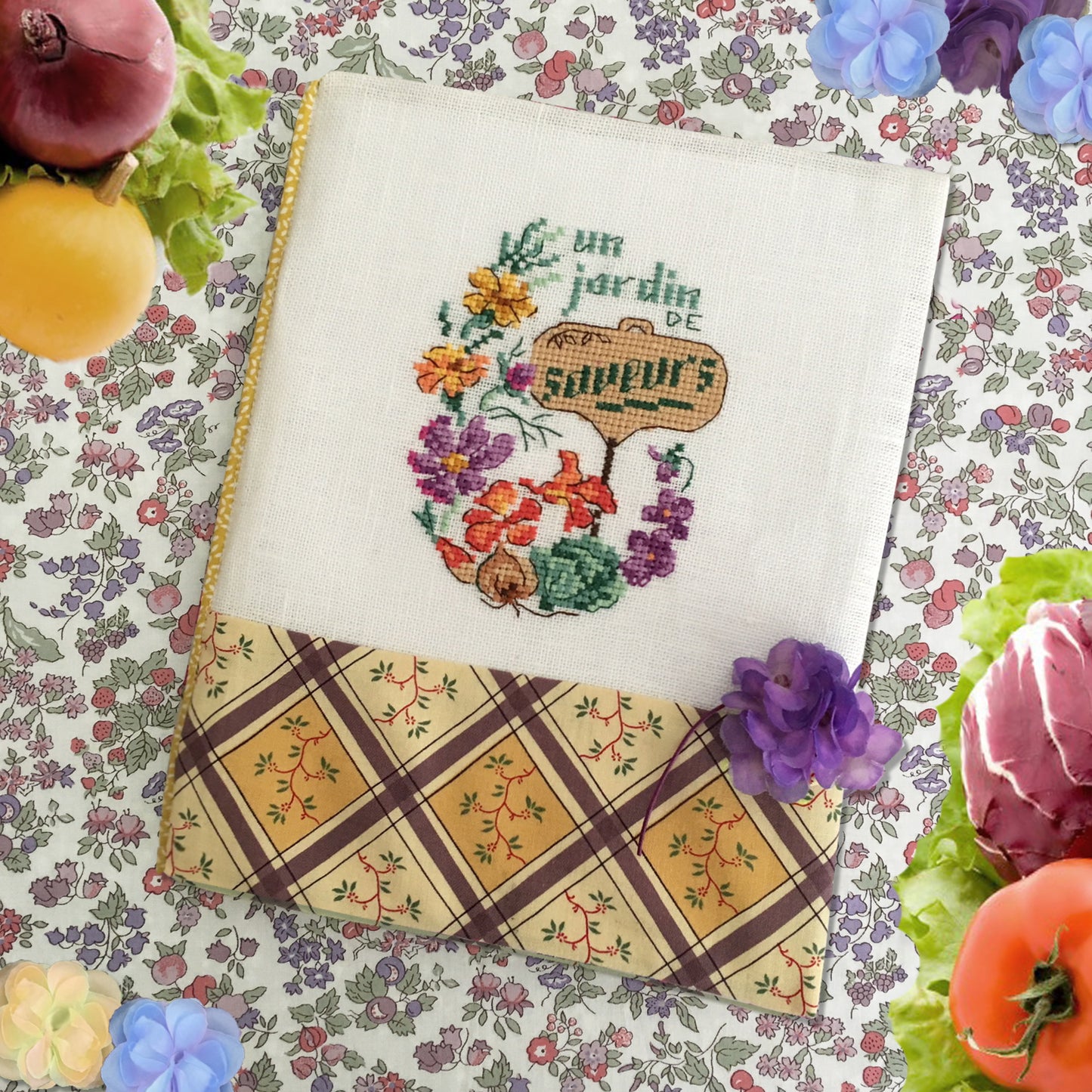 Grille point de croix : Au jardin, 3 motifs (sachet à graines, housse de cahier, carte). Imprimée sur 4 pages avec symboles et couleurs DMC. Lin 11 fils.