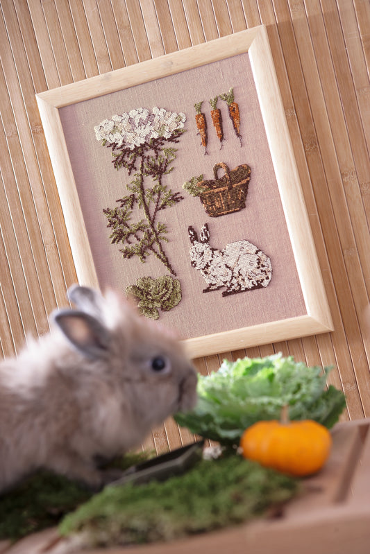 Grille de point de croix Au Jardin de Jeannot – lapin gourmand et légumes du potager brodés sur lin rose poudré 12 fils/cm, 145×185 pt, environ 26,4×33,6 cm, Création Point de Croix