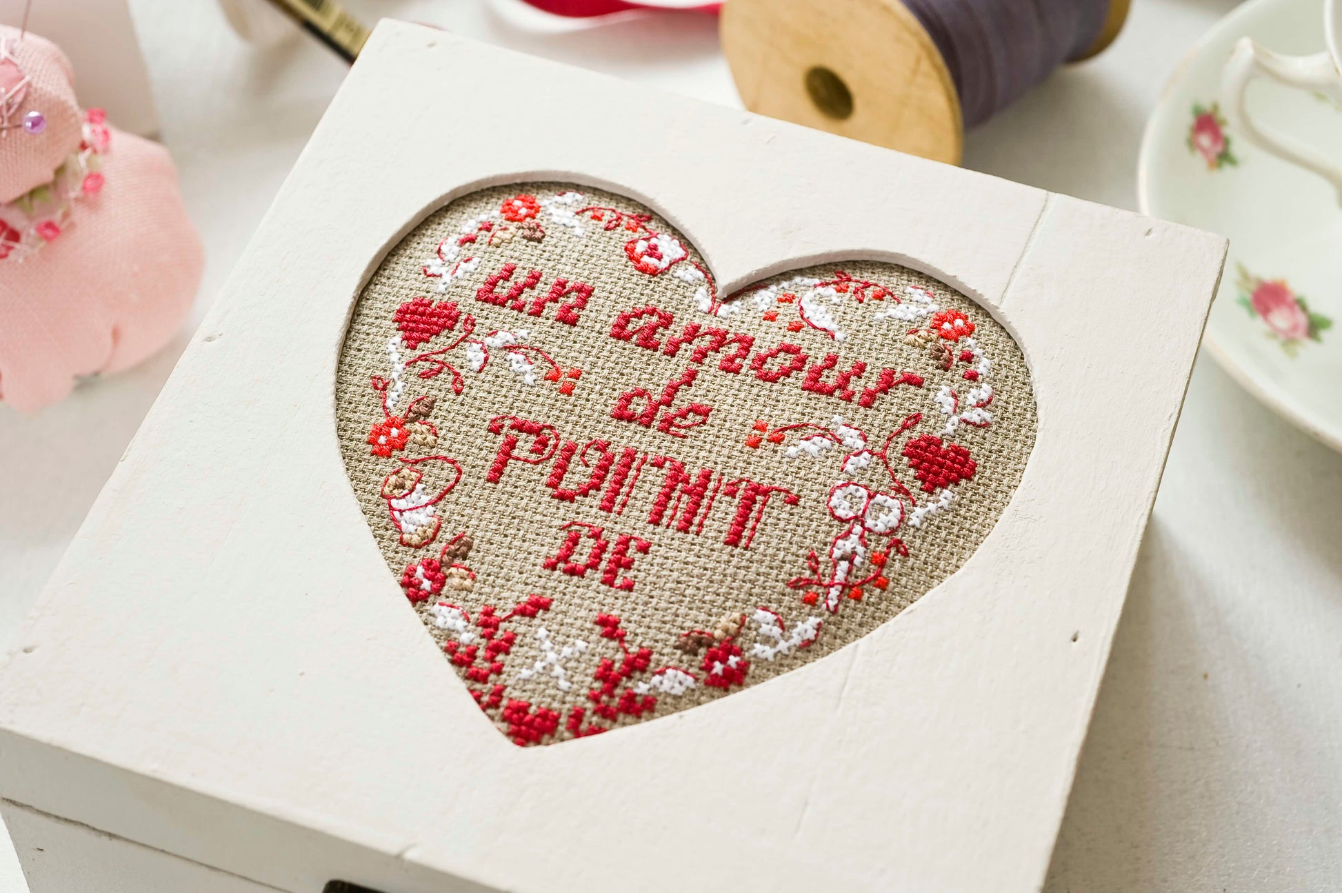 Grille broderie point de croix : boîte à ouvrage avec motifs cœur et lettre B, accessoires Sajou. Sur Aïda lin 7 pts. 6 pages. Ref. DMC.