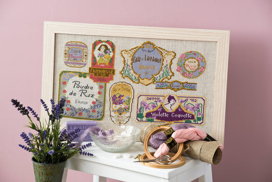Grille broderie point de croix : étiquettes salle de bain vintage. 4 pages, symboles et couleurs DMC. Lin 12 fils blanc.