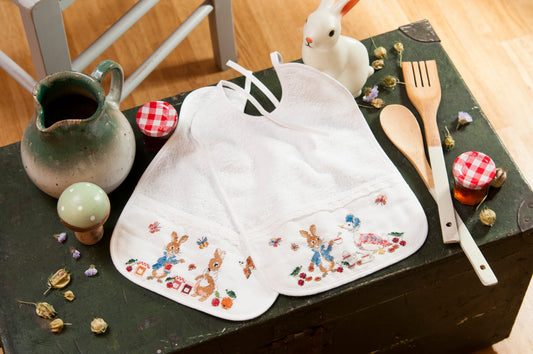Grille point de croix – Bavoirs Pierrot-Lapin : deux bavoirs éponge 100% coton avec bande Aïda 5,5 pts/cm brodée de scènes gourmandes Pierrot-Lapin, cadeau de naissance personnalisé – Création Point de Croix