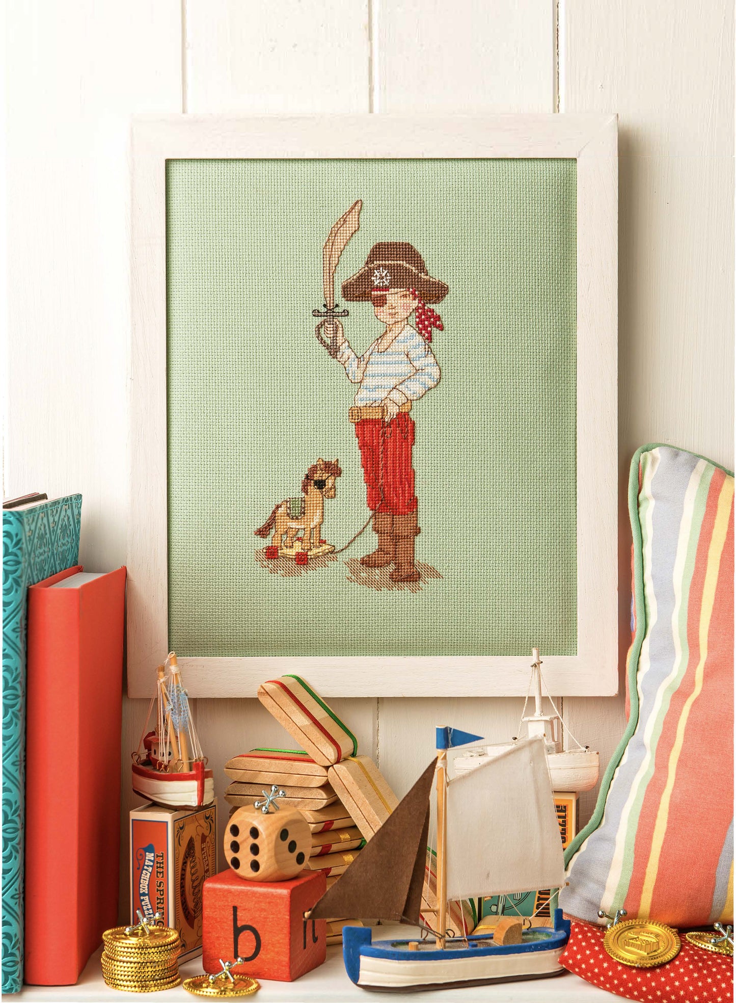 Grille de point de croix Belle à l'Abordage Bell & Boo – Belle en costume de pirate avec sabre de bois et cheval de bois, brodé sur lin vert pâle 11 fils/cm, Création Point de Croix
