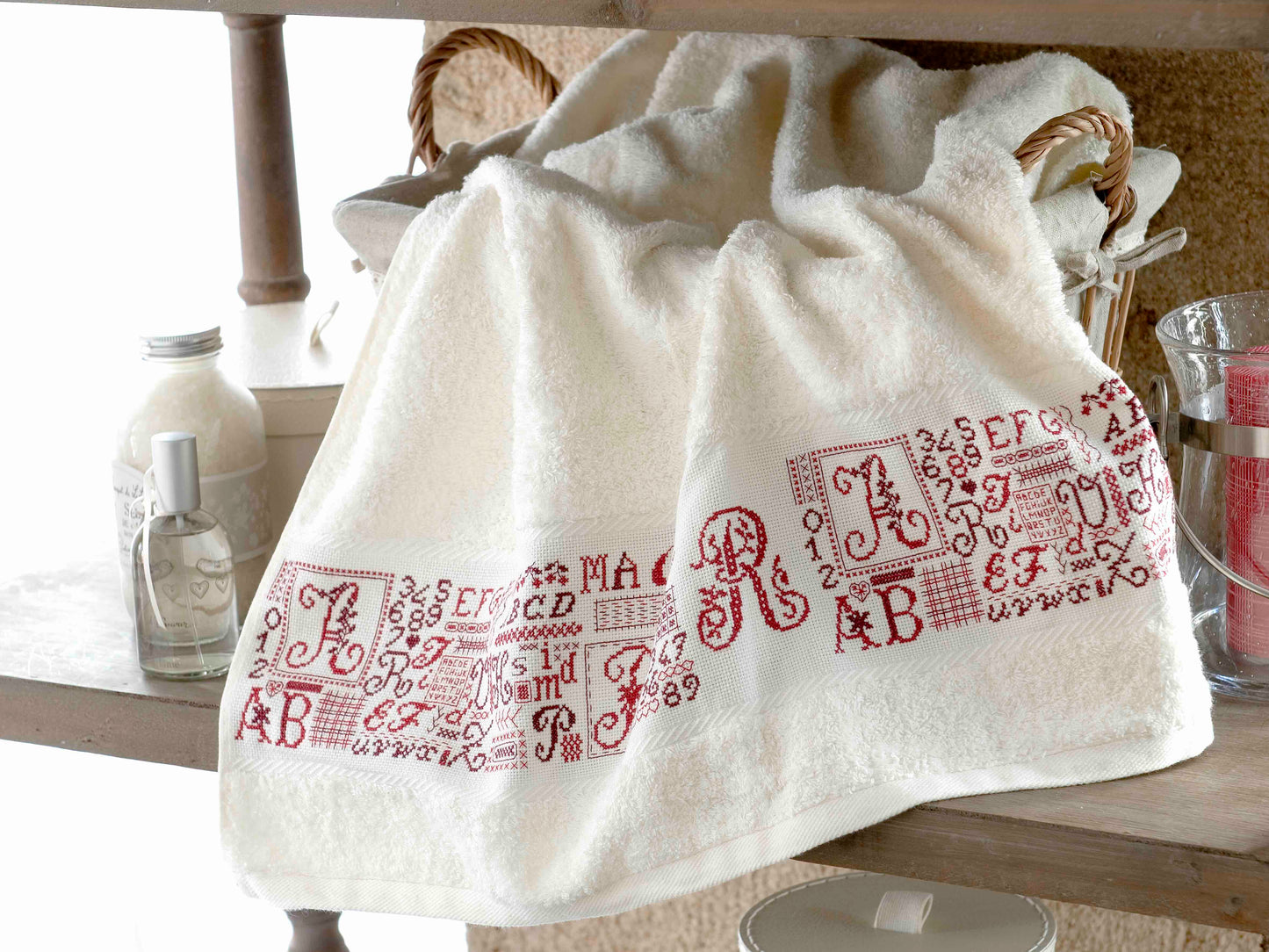 Grille broderie point de croix : grandes lettres et faux ravaudage monochrome. Motif 60x250 pts, env. 10,9x45 cm sur Aïda 5,5 pts ou lin 11 fils. Ref. DMC.
