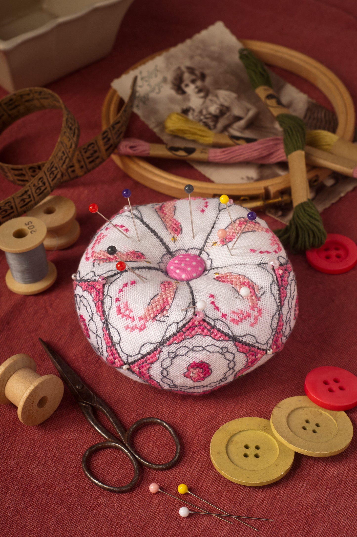 Grille de broderie point de croix « Biscornus 15 faces » : 15 motifs pour petits coussins 8 angles, pique-aiguilles ou ornements. Lin blanc 11 fils, DMC, 6 pages, motif 4 x 4 cm.