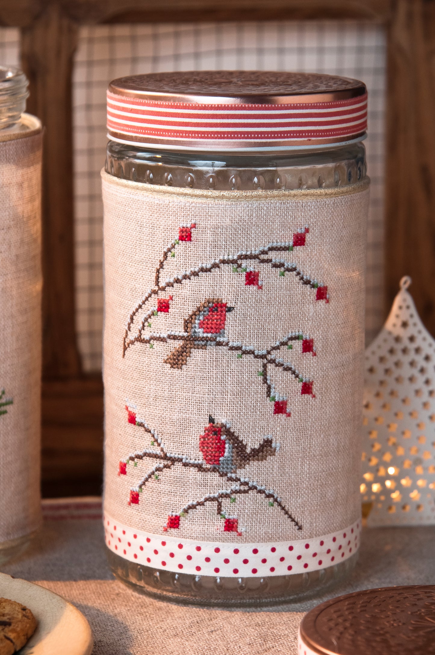 Grille de broderie point de croix : biscuits de Noël sur pots en verre (bougie, branche, réverbère). Imprimé couleur (Réf. DMC) sur 6 pages.