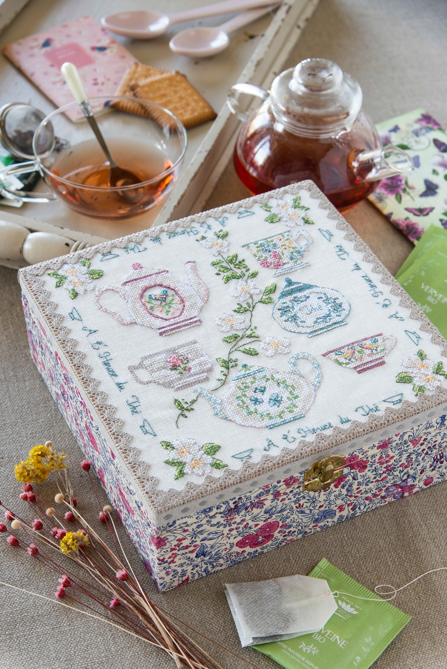 Grille de broderie point de croix : boîte pour le thé, motifs tea time par M.A. Réthoret-Melin. Réf. DMC incluse. À broder sur lin. Création Point de Croix.