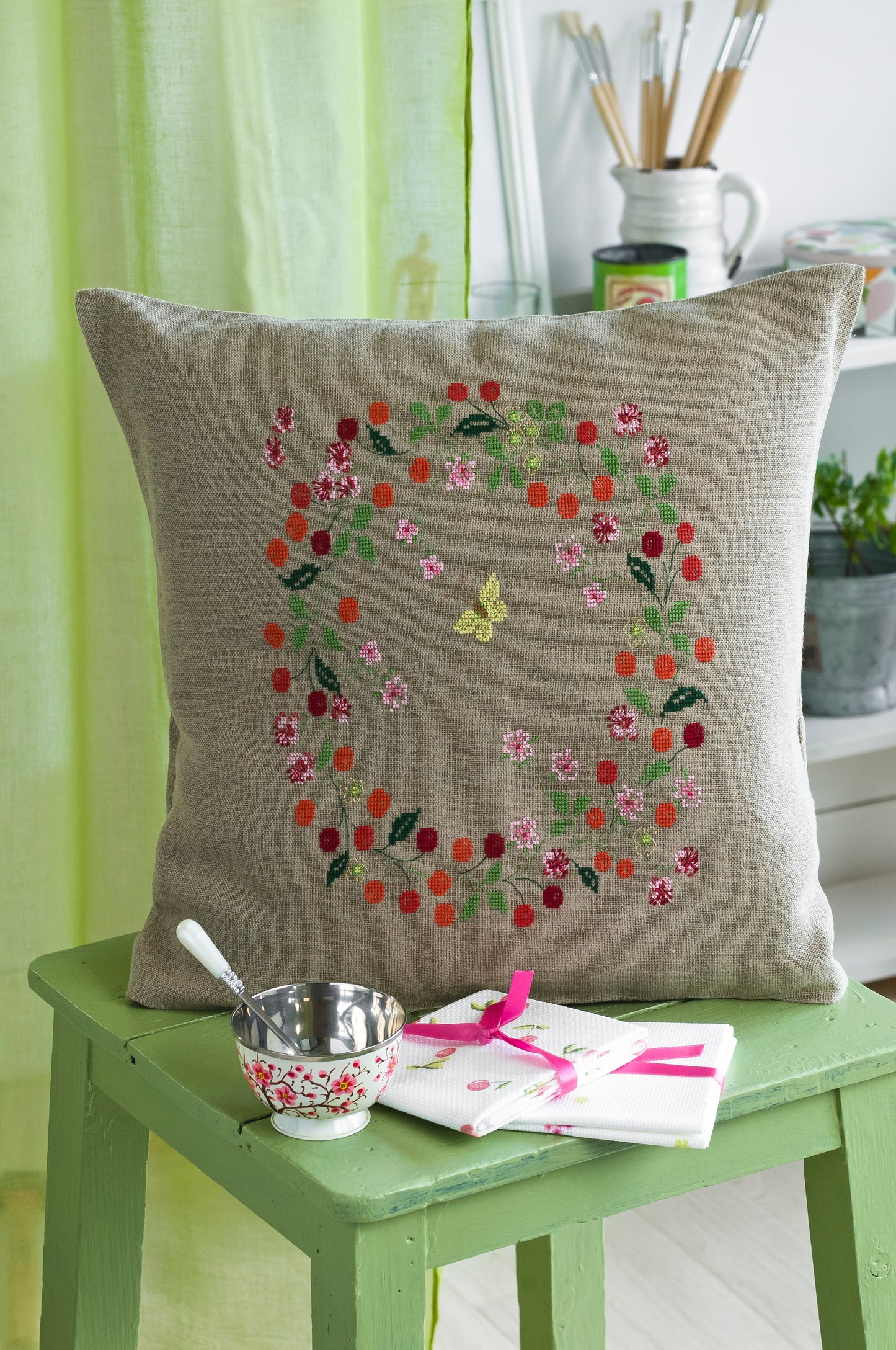 Grille broderie point de croix : couronne de cerises estivale, motif 144×140 pts, 26,2×25,5 cm. Symboles + couleurs DMC, 6 pages.