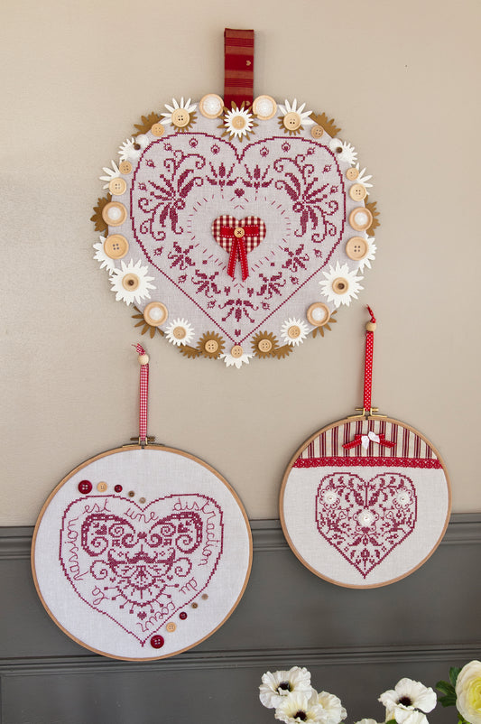 Grille de broderie point de croix « Broderie cœur » : composition rouge monochrome à broder et accrocher au mur. DMC, 6 pages, motif 20,54 x 20,9 cm.