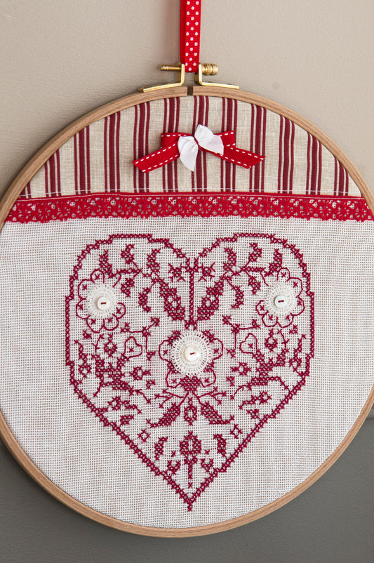 Grille de broderie point de croix « Broderie cœur » : composition rouge monochrome à broder et accrocher au mur. DMC, 6 pages, motif 20,54 x 20,9 cm.