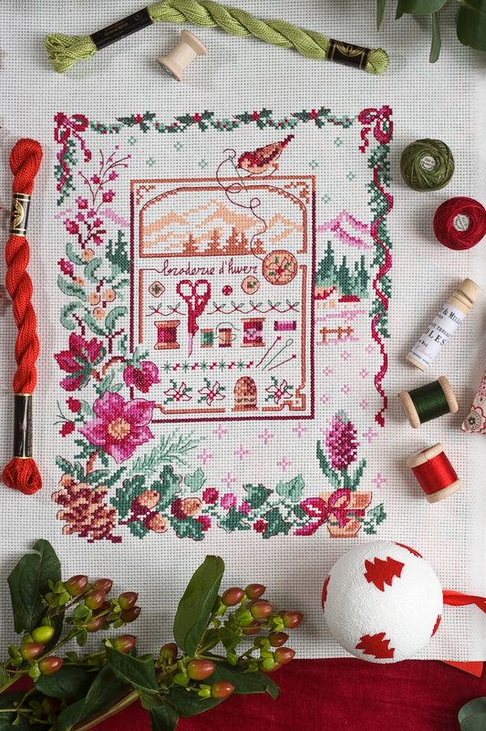 Grille de point de croix Broderie d'Hiver – sommets enneigés, fleurs hivernales et accessoires de brodeuse, brodé sur lin DMC 11 fils/cm, Création Point de Croix