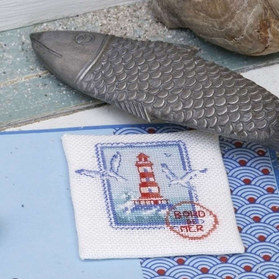 Grille de broderie point de croix : Broderies marines, marinière et timbre. 6 pages, couleurs DMC. À broder sur lin blanc ou bis.