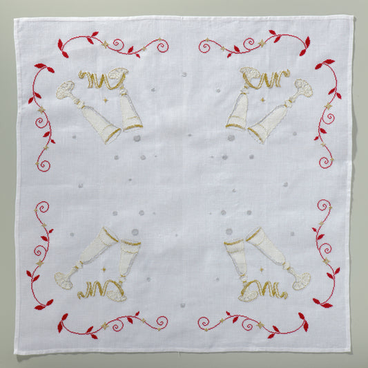 Grille broderie point de croix : sur-nappe coupes de champagne pour Saint-Sylvestre. Imprimée en couleur sur 6 pages. Réf. DMC incluses.