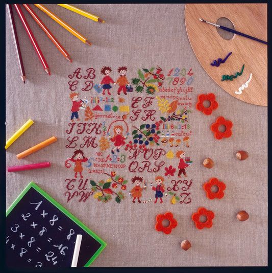 Grille de broderie point de croix : scène de récréation pour enfants. Motif 165 x 149 pts, imprimé couleur (Réf. DMC) sur 6 pages. Illustration P. Samouiloff.