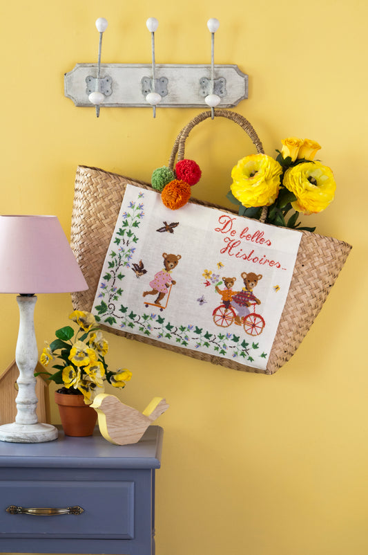 Grille point de croix Cabas en osier – Ours à vélo entouré de fleurs colorées brodé sur toile de lin, accessoire mode été, Création Point de Croix