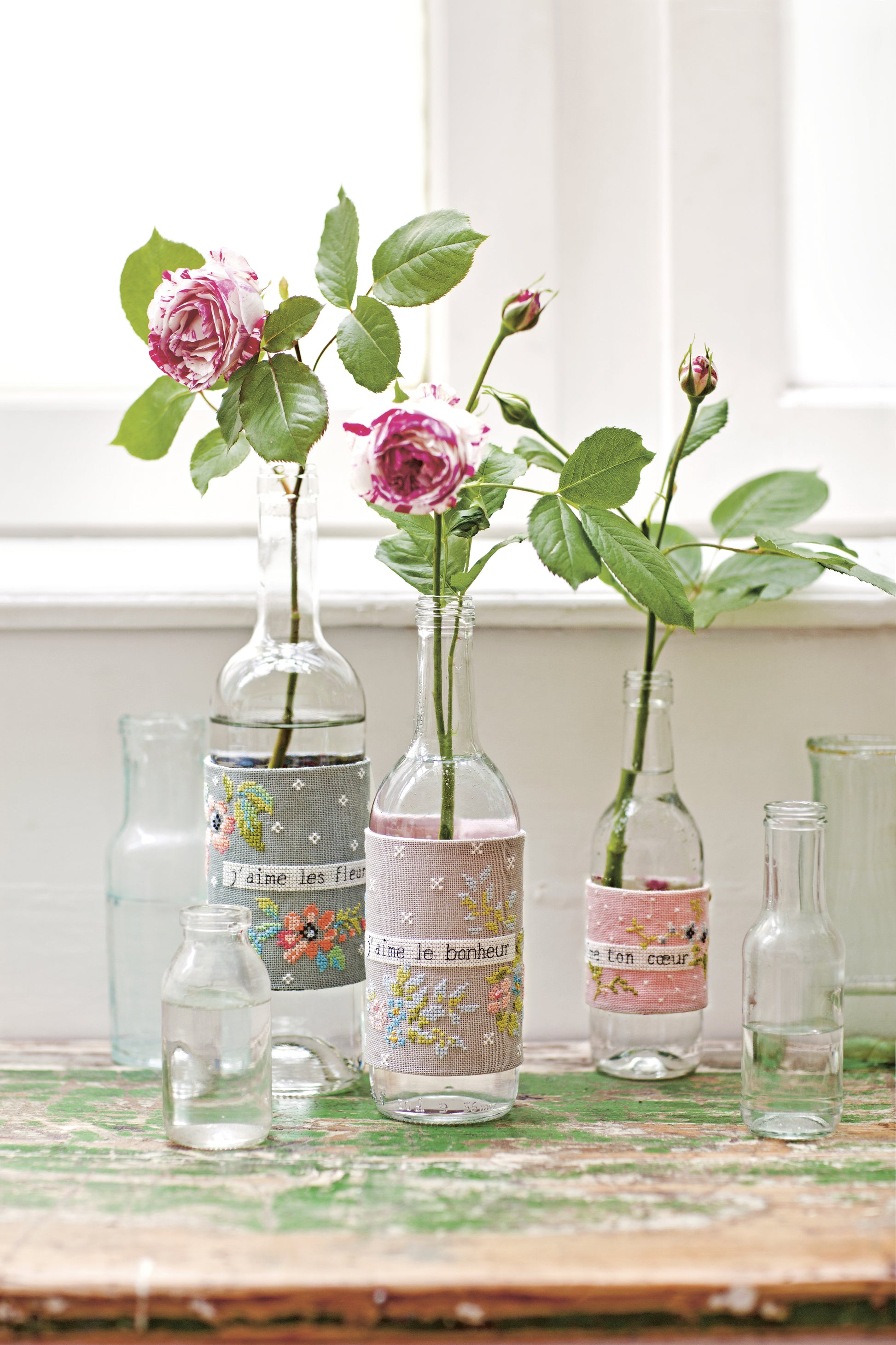 Grille de point de croix Cache-vases « J'aime… » – trois cache-vases fleuris avec messages brodés sur lin 12 fils/cm, petit, moyen et grand modèle, Création Point de Croix