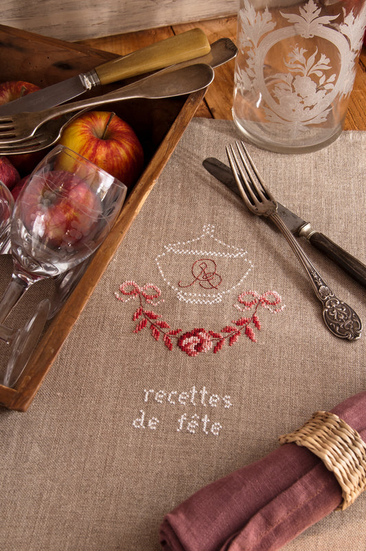 Grille point de croix : cahier de recettes brodé sur lin 11 fils/cm, 13,5 × 18,2 cm. Cadeau gourmand original et intemporel.