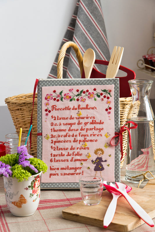 Mêlant gourmandise, bonne humeur et douceur de vivre, cette collection de broderies célèbre les plaisirs simples partagés autour d'une table. Des modèles à broder sur lin 11 fils/cm ou toile Aïda.