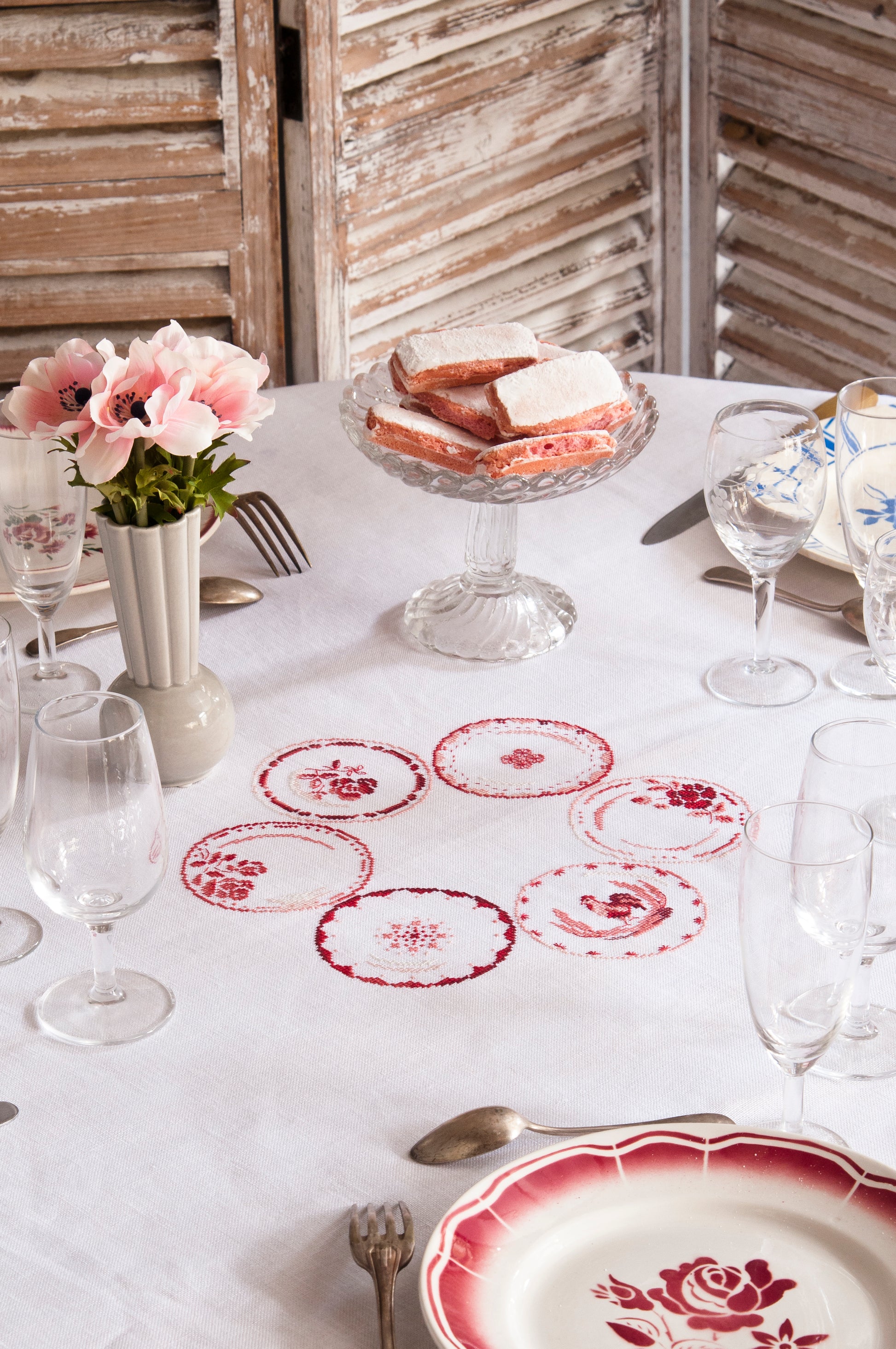 Grille point de croix : centre de table faïence DIGOIN rouge sur lin 12 fils/cm, 28,5 × 28,9 cm. Patrimoine français.2