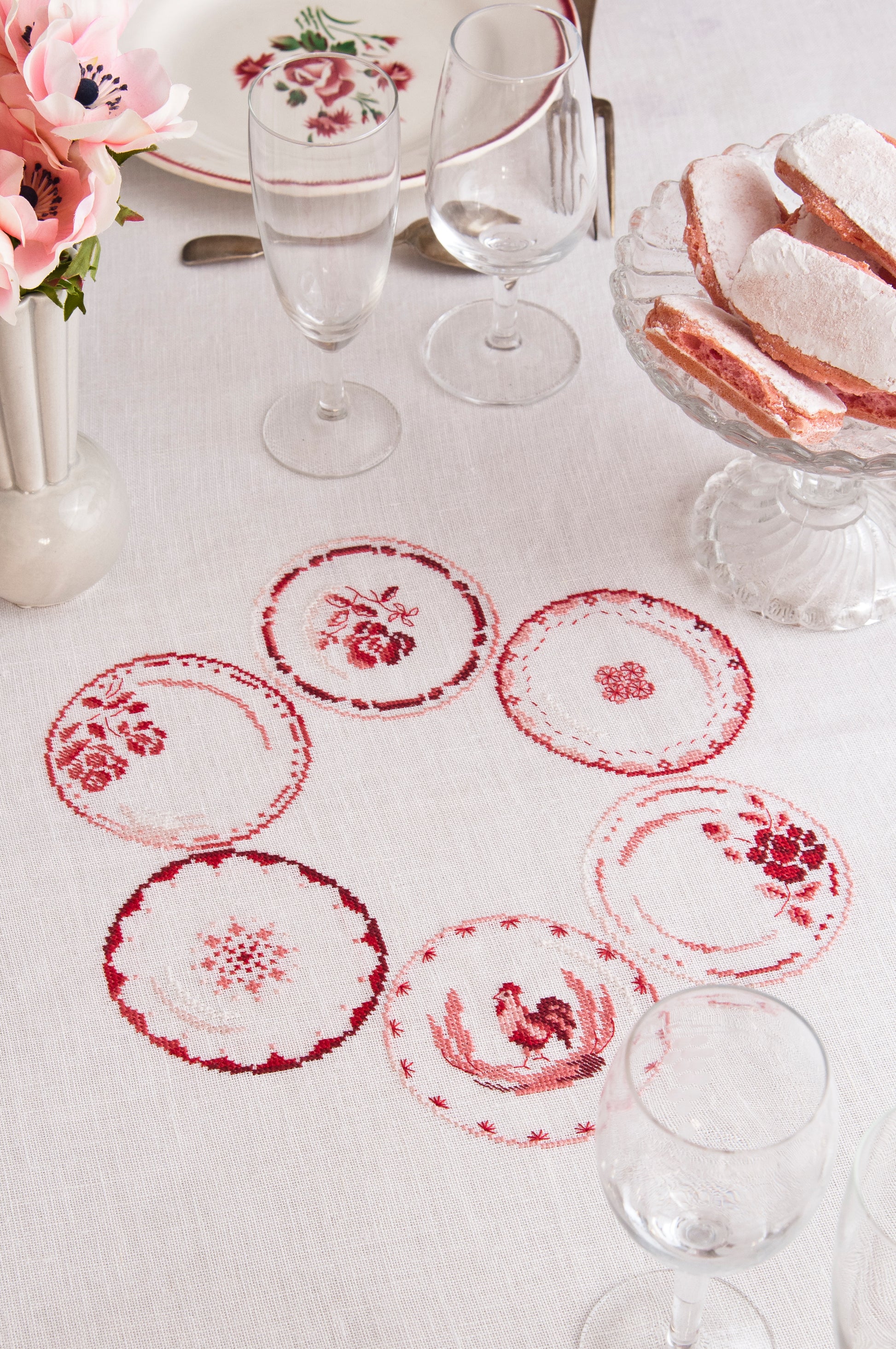 Grille point de croix : centre de table faïence DIGOIN rouge sur lin 12 fils/cm, 28,5 × 28,9 cm. Patrimoine français.4