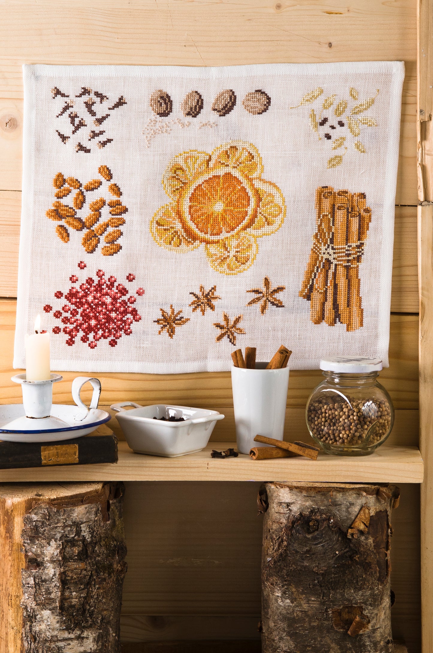 Grille de broderie point de croix « Chaleur des épices » par Création Point de Croix. Composition hivernale aux motifs de badiane, cannelle, cacao et orange séchée. À broder sur lin ou Aïda.