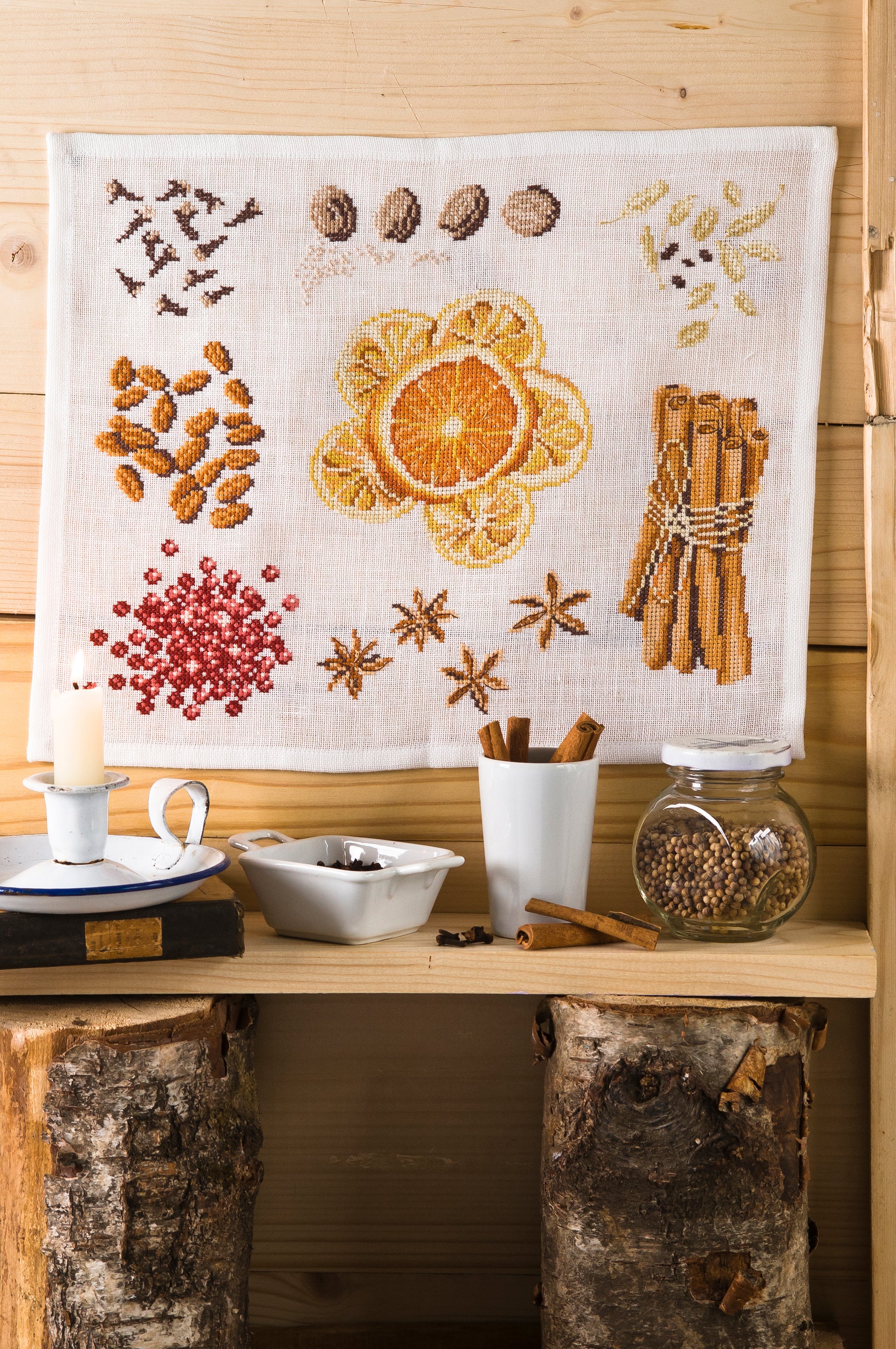 Grille de broderie point de croix « Chaleur des épices » par Création Point de Croix. Composition hivernale aux motifs de badiane, cannelle, cacao et orange séchée. À broder sur lin ou Aïda.
