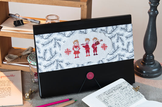 Grille de broderie point de croix : petits cadeaux de Noël (guirlande, musiciens, faons, flocons). Imprimé couleur (Réf. DMC) sur 6 pages. Illustration P. Samouiloff.