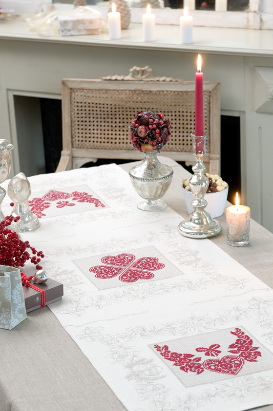 Grille broderie point de croix : chemin de table Noël monochrome cœurs rouges sur Aïda blanc. 2 motifs. 6 pages. Ref. DMC.