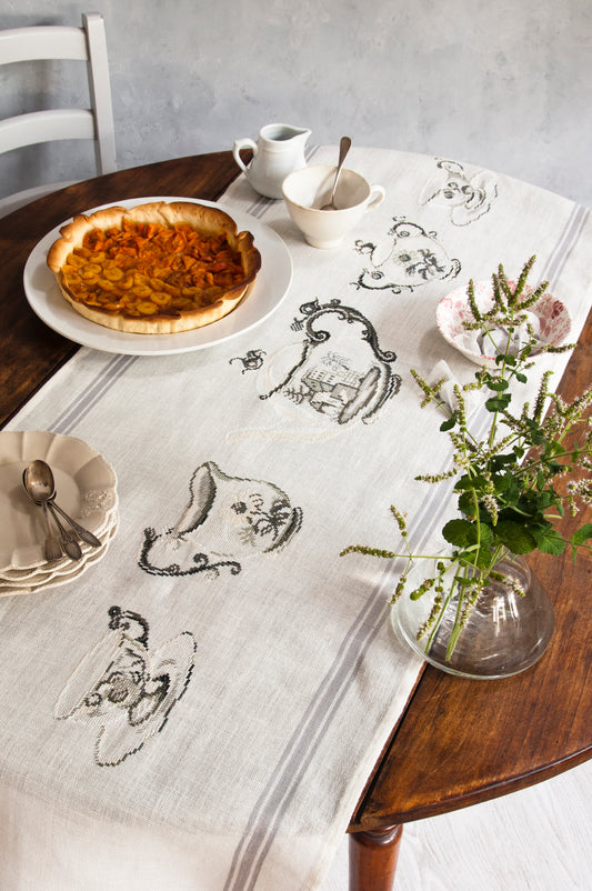 Grille point de croix : chemin de table service à café sur lin 9 fils/cm, frise 76,4 × 16,4 cm. Décor table élégant rétro.