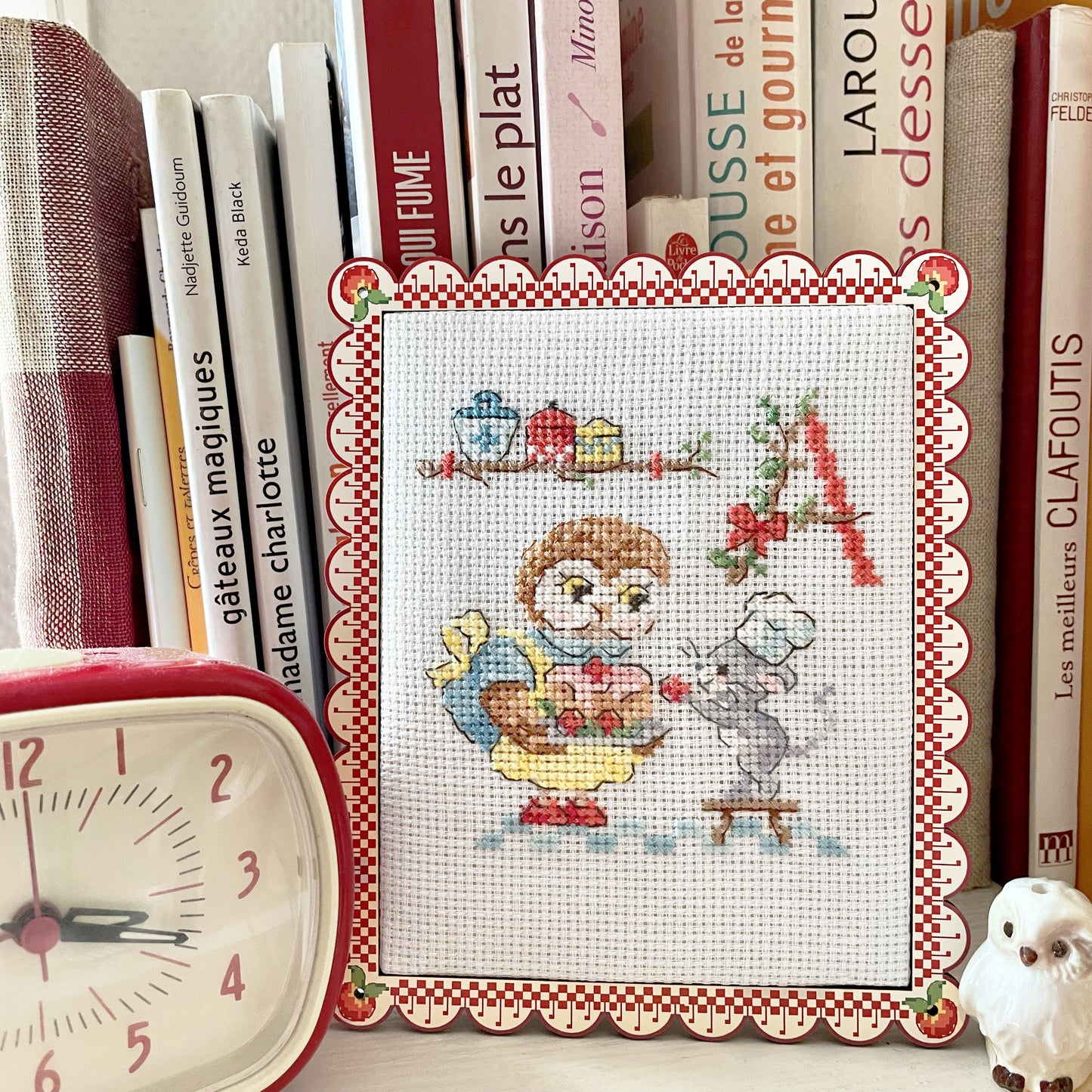 Grille de broderie point de croix « Chouette alors ! » des Brodeuses Parisiennes : motif chouette sur lin blanc 11 fils ou Aïda 5,5 pts. DMC, 6 pages, motif 9 x 9 cm.