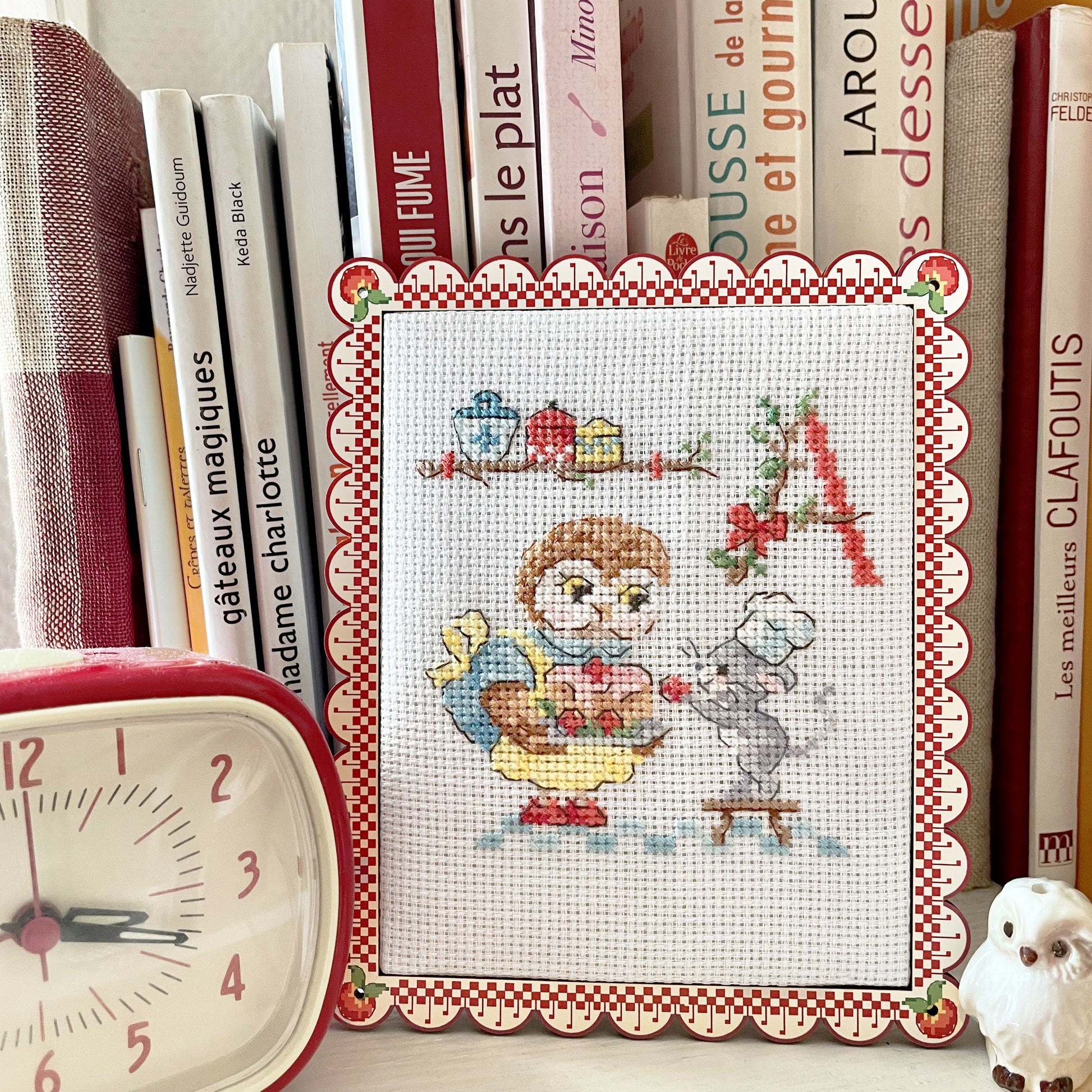 Grille de broderie point de croix « Chouette alors ! » des Brodeuses Parisiennes : motif chouette sur lin blanc 11 fils ou Aïda 5,5 pts. DMC, 6 pages, motif 9 x 9 cm.