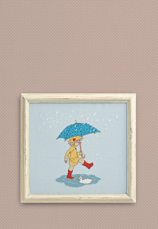 Grille de point de croix Chouette, on s'éclabousse ! Bell & Boo – Belle sous la pluie avec parapluie bleu et bottes rouges, brodé sur lin bleu pâle 11 fils/cm, Création Point de Croix