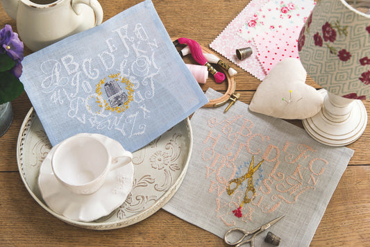 Grille de broderie au point de croix : Cœurs abécédaires, motifs couture romantiques ciseaux et dé. 8 pages avec symboles et références DMC. À broder sur lin ou Aïda.