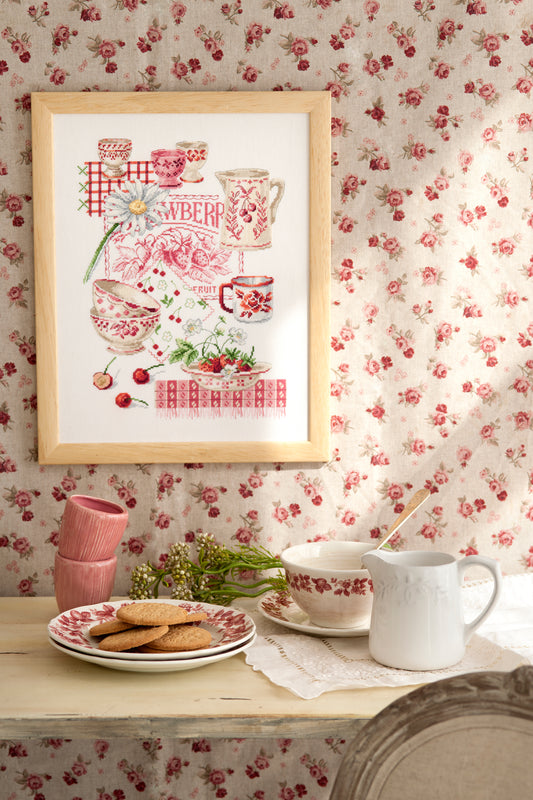 Grille de broderie au point de croix : Collection de bols & fraises, faïences fleuries et esprit champêtre. 6 pages avec symboles et références DMC. À broder sur lin.