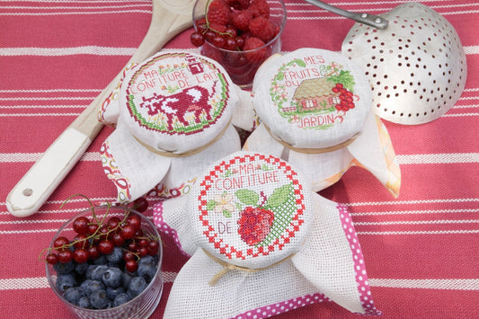 Grille de broderie point de croix : confitures en robe d’automne par V. Côme, 3 motifs sur 6 pages. Framboise, lait, fruits du jardin. Symboles et couleurs DMC.