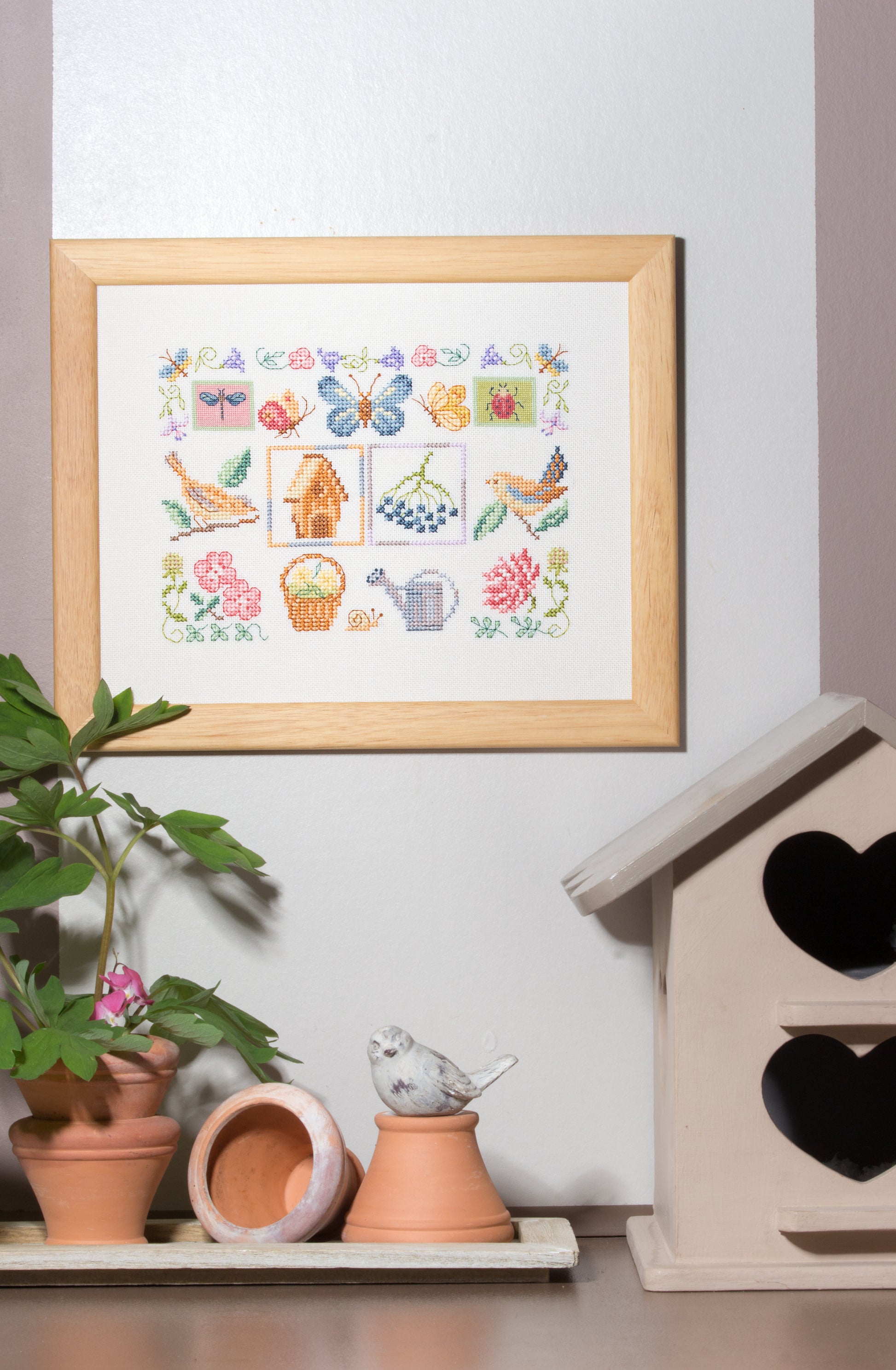 Grille de broderie au point de croix : Conversation d’oiseaux, scène automnale poétique sur lin. 6 pages avec symboles et références DMC. À broder sur lin ou Aïda.