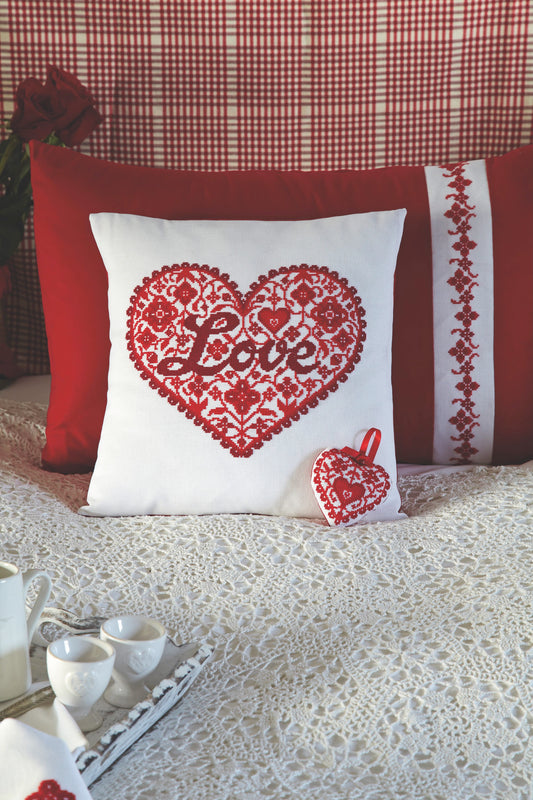 Grille de point de croix L'amour est dans l'air : coussin, cœur et frise Saint-Valentin sur lin 11 fils. Références DMC sur 10 pages.