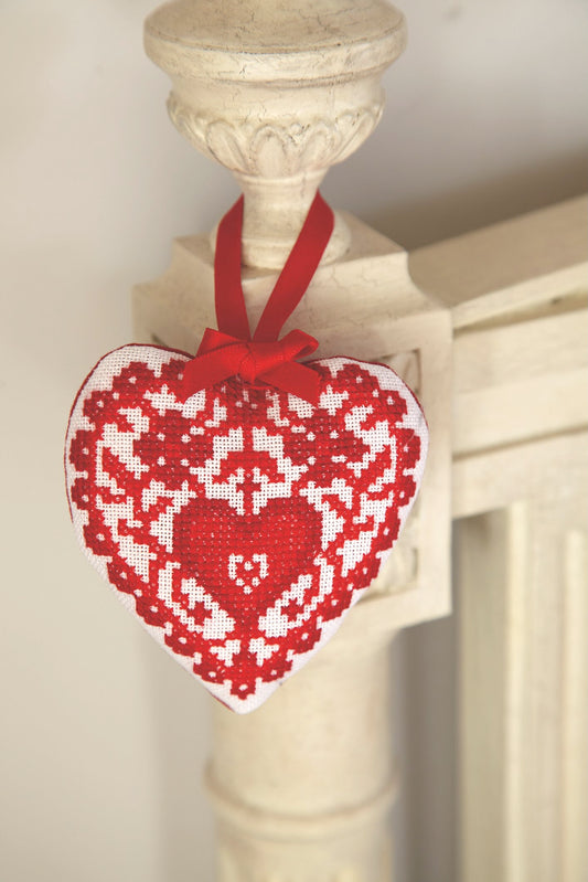 Grille de point de croix L'amour est dans l'air : coussin, cœur et frise Saint-Valentin sur lin 11 fils. Références DMC sur 10 pages.