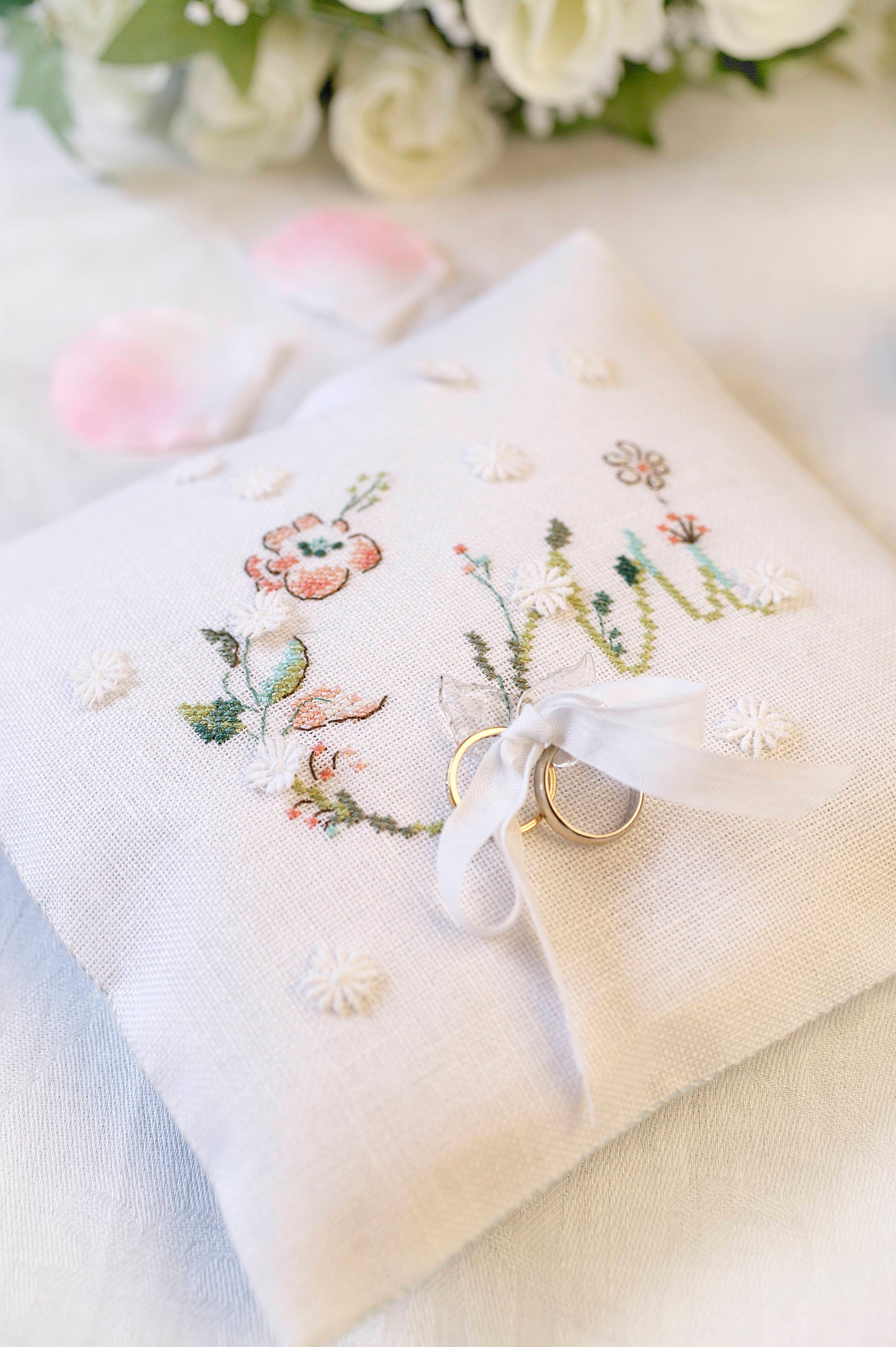 Grille broderie point de croix : coussin d'alliance pour mariage. 48 x 63 pts, imprimée en couleur sur 4 pages. Réf. DMC incluses.