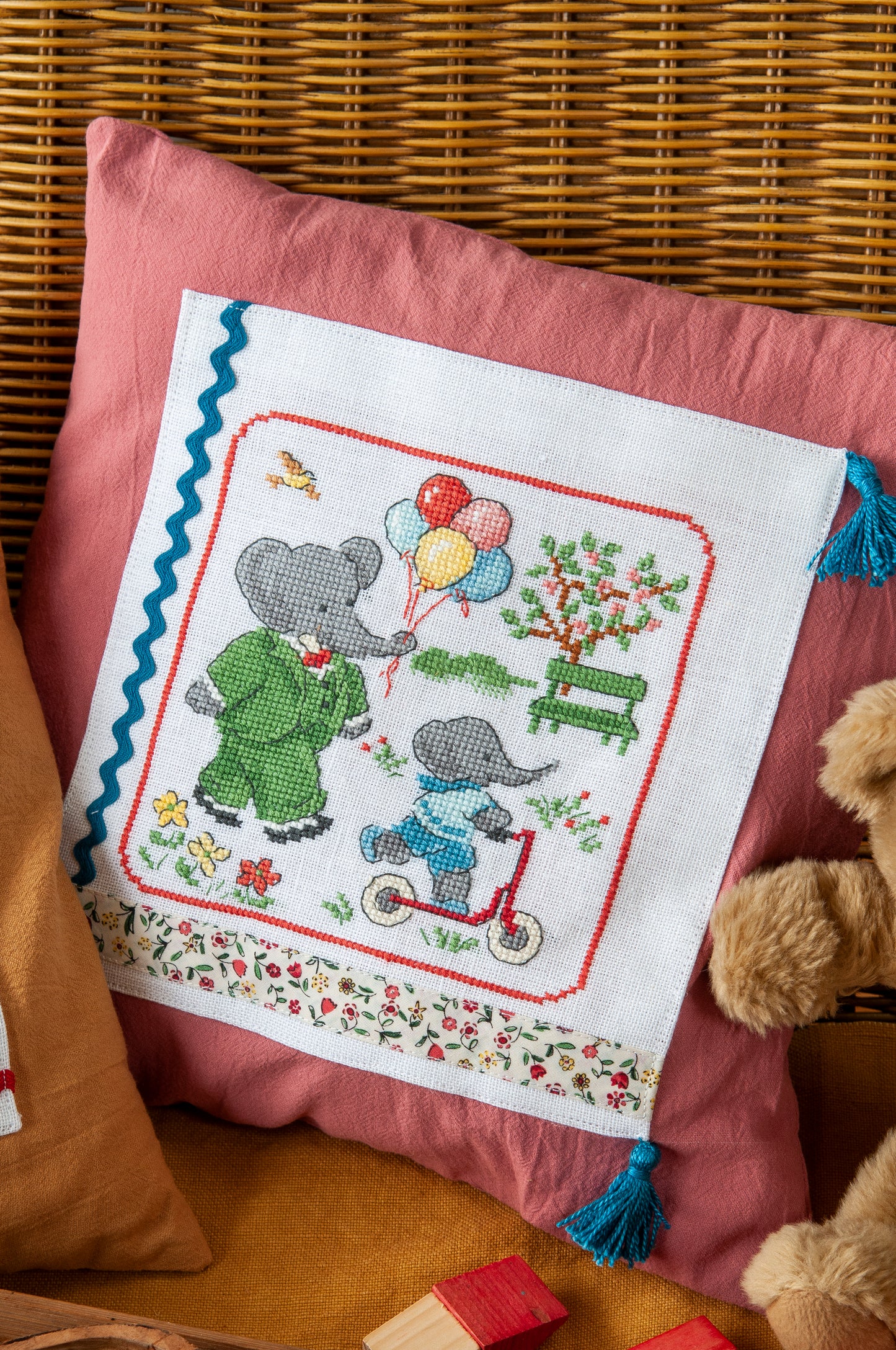 Grille point de croix : 3 coussins Babar sur lin DMC. Motif 77×80 pts, env. 14,5×14 cm. Imprimé symboles & couleurs, 6 pages. Idée cadeau.