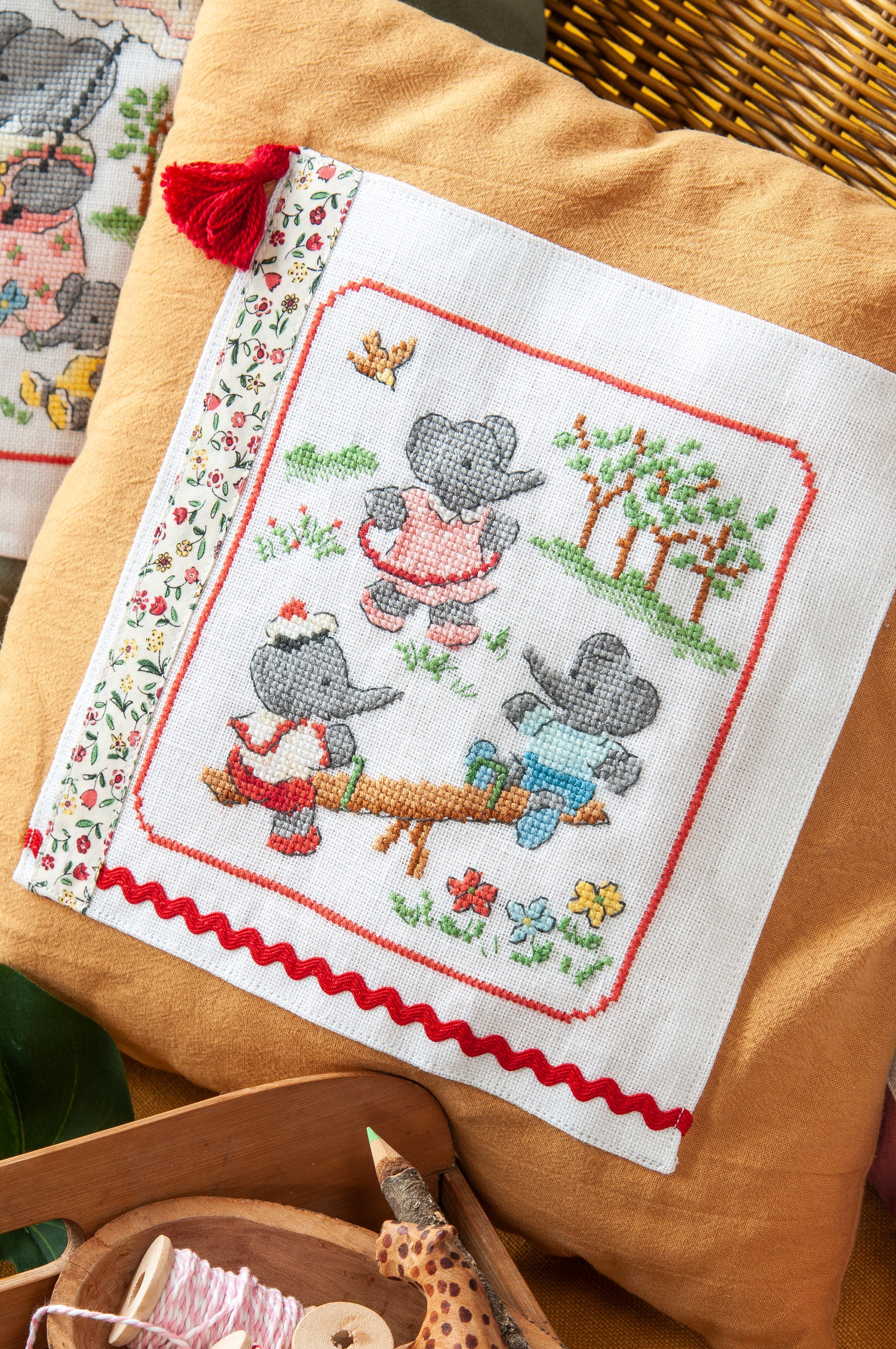 Grille point de croix : 3 coussins Babar sur lin DMC. Motif 77×80 pts, env. 14,5×14 cm. Imprimé symboles & couleurs, 6 pages. Idée cadeau.
