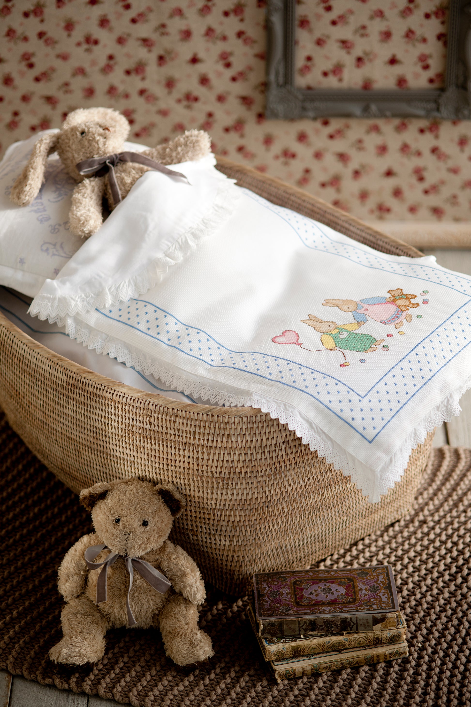 Grille point de croix Couverture pour couffin – Motif brodé sur toile Aïda blanche avec broderie anglaise, cadeau naissance, Création Point de Croix