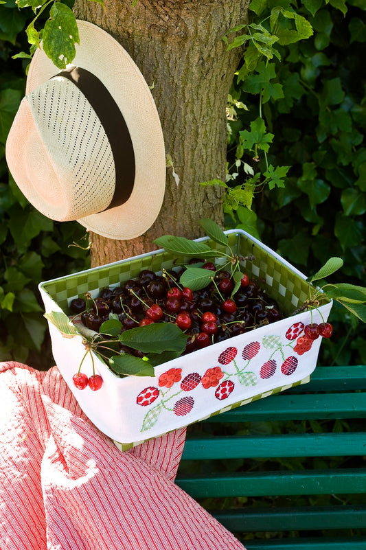 Grille broderie point de croix : cerises graphiques à carreaux et à pois. Motif 50x50 pts, env. 9x9 cm sur lin 11 fils. Imprimée avec symboles et couleurs DMC.
