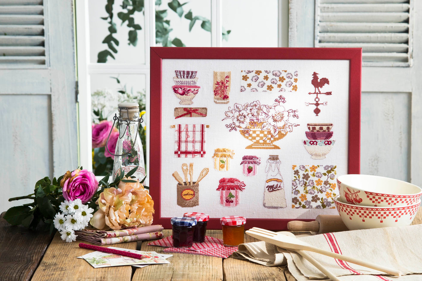 Grille broderie point de croix : Cuisine vintage, 20 motifs torchons, pots, bols. 154x154 points, 10 pages, couleurs DMC. Aïda blanc.