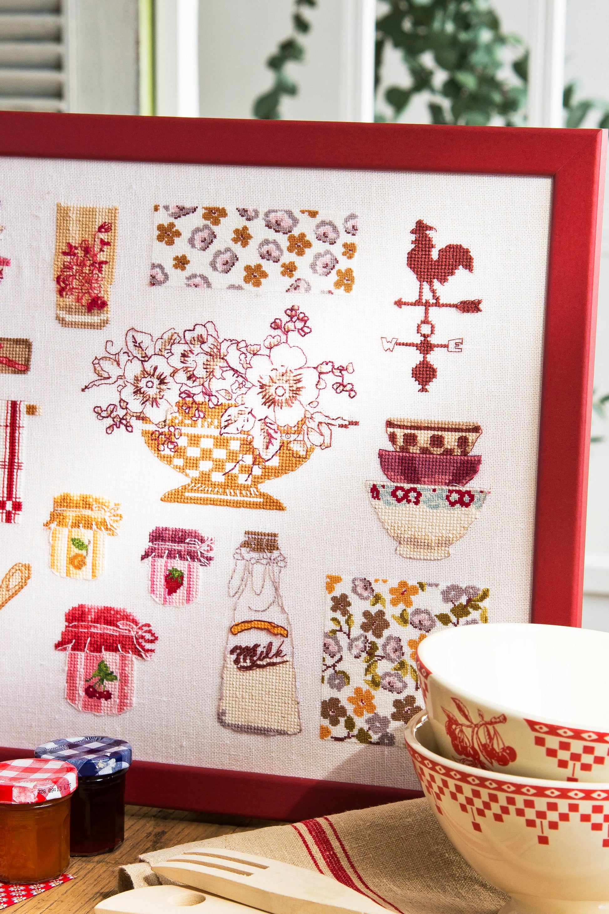 Grille broderie point de croix : Cuisine vintage, 20 motifs torchons, pots, bols. 154x154 points, 10 pages, couleurs DMC. Aïda blanc.