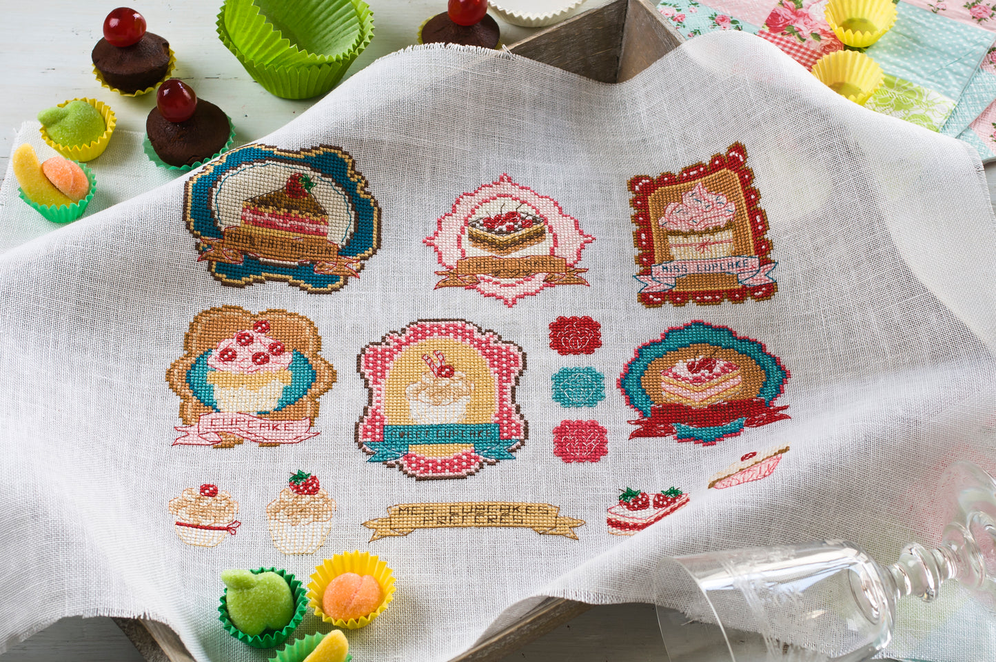 Grille de broderie au point de croix : collection Cupcakes vintage. Motifs colorés sur 6 pages avec symboles et références DMC. À broder sur Aïda ou lin.