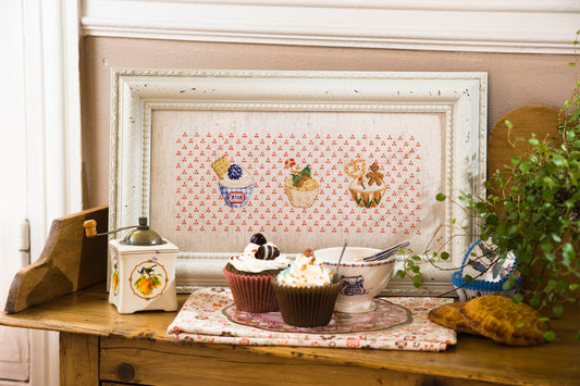 Grille point de croix Cupcakes Mûres-Noisettes par Création Point de Croix. Desserts brodés, DMC sur 6 pages. Format fini env. 6,5×7,5 cm sur Aïda 7 points.