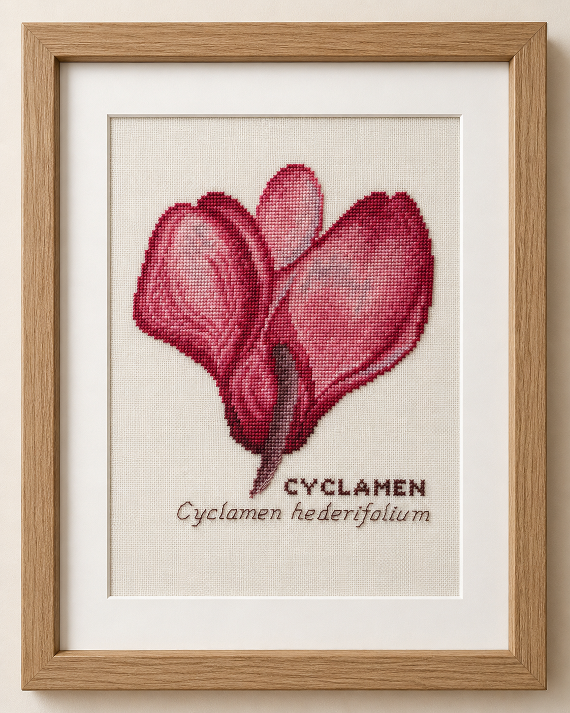 Grille Broderie : Cyclamen – Création Point de Croix Grille point de croix : cyclamen sur lin 11 fils/cm blanc cassé, 16,4 × 19,3 cm. Illustration botanique hivernale à encadrer.