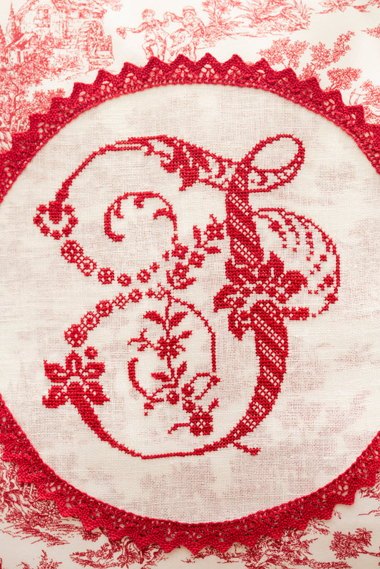 Grille point de croix : coussins en toile de Jouy avec initiales brodées sur lin blanc. Imprimée sur 6 pages avec symboles et couleurs DMC.