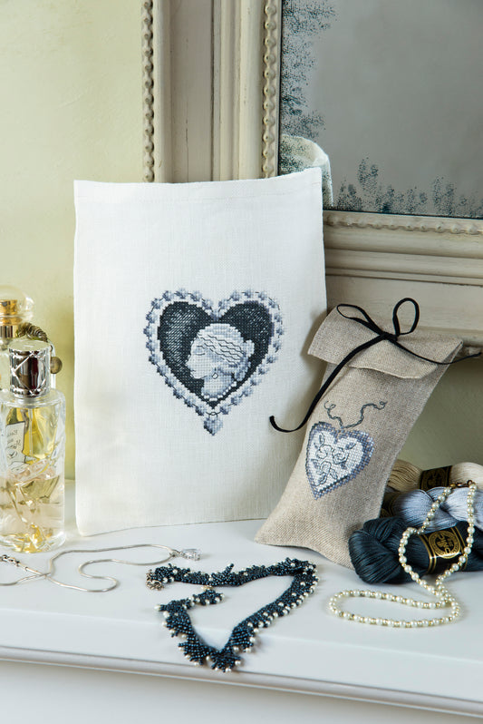 Cœurs romantiques en dentelle brodés sur lin 12 fils/cm, signés M. Bonnin. Coussins, galons et pochettes dans un esprit vintage et raffiné, 14,2 × 15,3 cm.