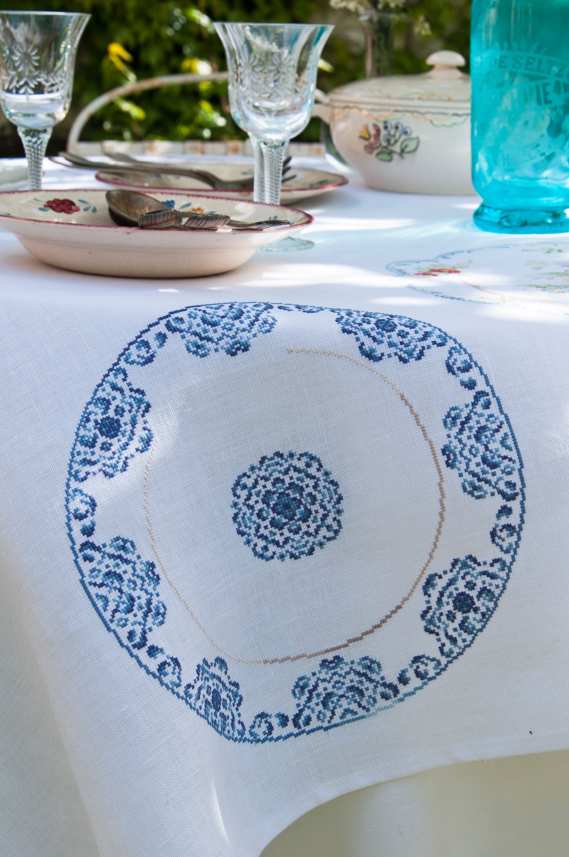 Grille point de croix : collection d'assiettes anciennes brodées sur nappe blanche. Motif 818 x 816 points (148,72 x 148,36 cm), 12 pages, DMC.